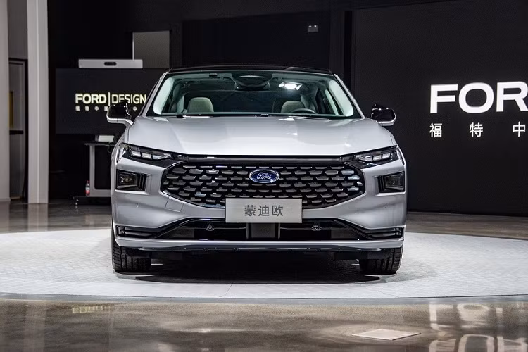 Tối nay, ngày 17/1/2022, hãng Ford đã chính thức vén màn thế hệ mới của dòng sedan cỡ trung Mondeo tại thị trường Trung Quốc trong sự kiện trực tuyến. Do liên doanh Changan-Ford sản xuất, Ford Mondeo 2022 mới sẽ dành riêng cho thị trường Trung Quốc. Trong khi đó, tại thị trường Mỹ và châu Âu, mẫu sedan cỡ trung này đã bị "khai tử".
