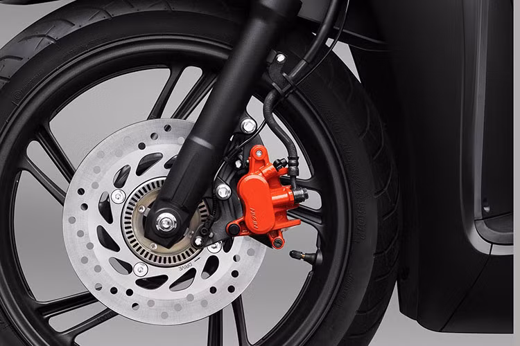 Động cơ của Honda SH160i vẫn là loại xy-lanh đơn, dung tích 156,9 cc. Khối động cơ này sản sinh công suất 16,6 mã lực tại 8.500 vòng/phút, mô-men xoắn cực đại 14,8 Nm tại 6.500 vòng/phút. 