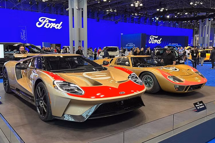 Để tăng thêm tính thẩm mỹ cho những chiếc xe, Ford GT Holman Moody Heritage Edition 2022 còn được bổ sung thêm nhiều chi tiết làm từ sợi carbon trên thân xe, như: tấm cản hút trước - chia gió sau, babole quanh thân xe, cặp gáo gương và cả những tấm thoát gió cạnh nắp động cơ trong suốt đặt ở vị trí phía sau xe. Cùng với đó là bộ vành 20 inch cũng được hoàn thiện từ vật liệu sợi carbon siêu nhẹ.
