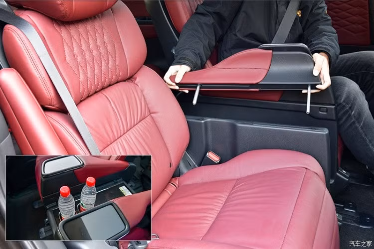 Không chỉ tiện nghi và rộng rãi, nội thất của mẫu MPV này còn khá linh hoạt. Bước sang phiên bản 2022, Honda Elysion đã bị loại bỏ bệ tì tay trung tâm ở hàng ghế trước. Thay vào đó là bệ tì tay khá lớn ở mặt cửa bên cạnh ghế lái và hộc chứa đồ mới bên ghế phụ lái, tích hợp cổng sạc USB.