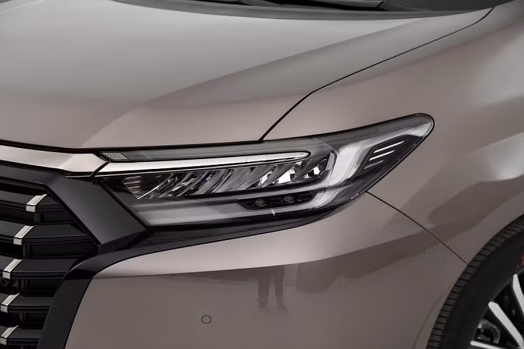 Trong khi đó, ở thị trường Mỹ và Trung Quốc, Honda Odyssey vẫn tiếp tục được phân phối. Thậm chí, Honda Odyssey tại thị trường Trung Quốc còn có "anh em song sinh" là Elysion. Mới đây, Honda Elysion 2022 mới đã chính thức trình làng tại thị trường tỷ dân này như đối thủ của Kia Carnival và Hyundai Custo.