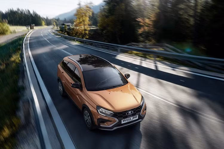 Đáng tiếc là thông số động cơ của Lada Vesta 2022 cũng chưa được hé lộ. Nhiều khả năng xe sẽ dùng động cơ giống phiên bản cũ nhưng được cải tiến nhẹ để đáp ứng tiêu chuẩn khí thải khắt khe hơn.