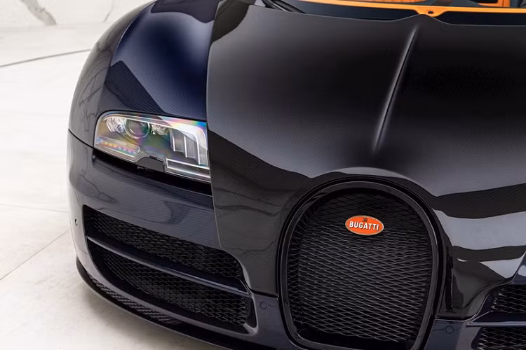 Để gìn giữ tối đa chất lượng ngoại thất, chiếc Veyron Grand Sport Vitesse này đã được phủ thêm một lớp màng bảo vệ sơn, đi kèm là phần mui mềm và mui cứng có thể tháo rời đã được bảo dưỡng kỹ càng bởi nhà sản xuất ô tô Pháp.