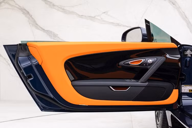 Siêu xe mui trần chỉ cần 2,6 giây để tăng tốc từ 0 - 100 km/h, trước khi cán tốc độ tối đa 408,84 km/h.