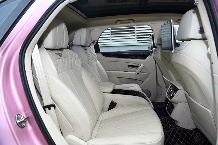 Khi mới ra mắt, Bentley dự đoán doanh số cho năm 2016 là 3.500 xe được bán ra nhưng khách hàng rất thích thú với chiếc SUV siêu sang đầu tiên trên thế giới nên toàn bộ số lượng sản xuất trong năm đầu nhanh chóng đạt được và nó còn tăng lên đến 5.586 chiếc được bán ra, trở thành mẫu xe phổ biến nhất của Bentley dù giá bán không hề rẻ.