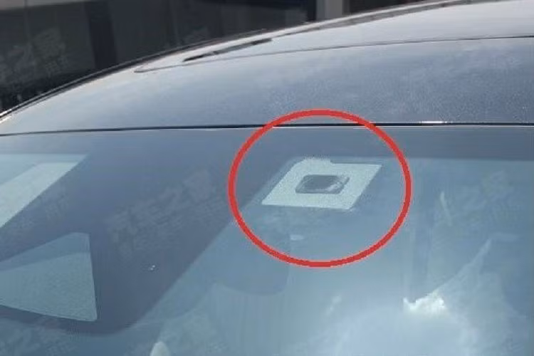 Mẫu sedan thuần điện này còn có cụm đèn pha LED mượt mà và dải đèn LED định vị ban ngày nằm vắt ngang trên đầu xe. Vì là ôtô điện nên Toyota bZ3 không có lưới tản nhiệt mà chỉ đi kèm hốc gió trung tâm khá rộng trên cản trước.
