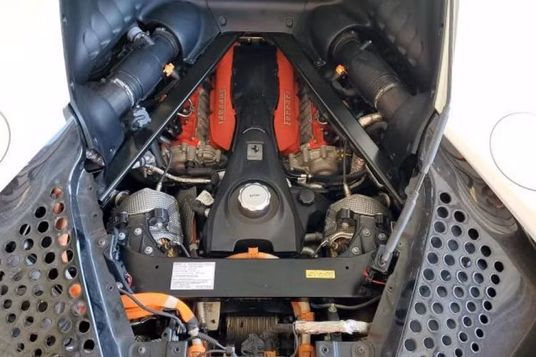 Đặc biệt là chiếc Ferrari SF90 Stradale này là một xe hybrid đã trải qua thiệt hại do lũ lụt nên bạn cần phải cân nhắc thật kỹ mặc dù các nhà sản xuất ô tô rất nỗ lực để làm cho hệ thống pin của họ an toàn trong trường hợp bị nước làm hỏng, nhưng tôi không tưởng tượng rằng các bộ phận điện sẽ giúp việc sửa chữa SF90 này dễ dàng hơn .