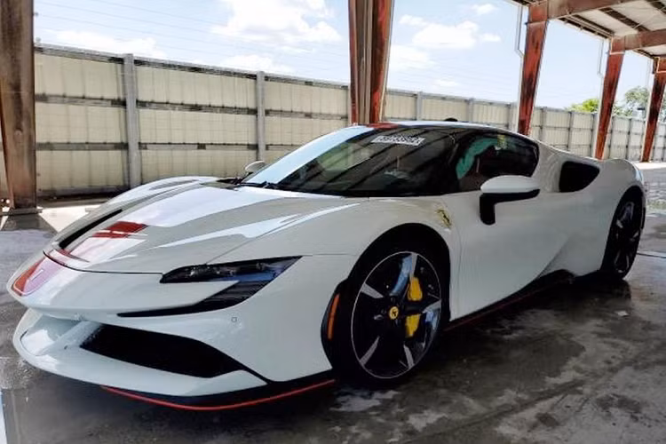 Ferrari SF90 va Rolls-Royce Cullinan ban re chi 1/2 sau ngap lut o My