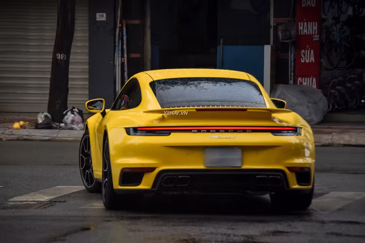 Nếu được trang bị gói hỗ trợ tăng tốc Sport Chrono, Porsche 911 Turbo S chỉ cần 2,7 giây (2,8 giây với bản Cabriolet) để đạt vận tốc 100 km/h từ trạng thái tĩnh. Vận tốc tối đa của xe là 330 km/h. Mức giá xe Porsche 911 Turbo S chính hãng tại Việt Nam khoảng hơn 15 tỷ đồng.