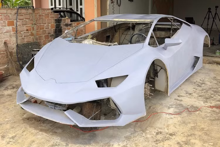 Đã từng có tay nghề qua các sản phẩm tự chế siêu xe từ trước như Porsche 918 Spyder - mẫu siêu xe ngoài đời thực thuộc phân khúc hypercar với giá trên 1 triệu đô la và vốn chỉ có đúng 918 chiếc trên toàn thế giới hay siêu phẩm Rolls-Royce Boat Tail chỉ có 3 chiếc trên toàn thế giới được Huỳnh Kim Đại tự chế bằng bìa carton, vì thế, sản phẩm tự chế lần này được làm khá nhanh gọn và quan trọng là mẫu mã phải giống hàng thật.