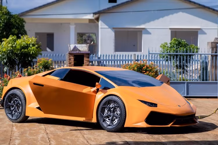 Những hình ảnh do Huỳnh Kim Đại chia sẻ cho thấy, chiếc siêu xe Lamborghini Huracan tự chế được chàng thanh niên Krông Năng phủ lên ngoại thất lớp sơn màu cam, 1 trong các bộ áo chiến nhất trên dòng siêu xe Huracan.