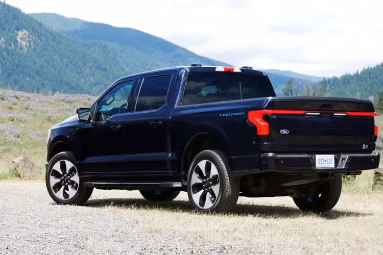 Ford F-150 Lightning phiên bản 2023 cũng cải thiện khả năng di chuyển của xe từ 370 km vào năm ngoái lên 386 km cho năm nay. Chiếc xe tải điện cũng có một số màu mới để lựa chọn như xám Avalanche hay xám ánh kim Azure.