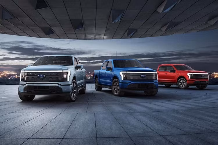 Vào tháng 8/2022, Ford đã thông báo tăng giá bán chiếc xe bán tải điện F-150 Lightning Pro của mình thêm 7.100 USD (khoảng 169 triệu đồng), điều này khiến giá bán của xe đã được điều chỉnh lên đến 48.769 đô la, (tương đương 1,16 tỷ đồng). Nhưng cơn ác mộng mang tên Ford F-150 Lightning 2023 tăng giá chưa dừng lại.