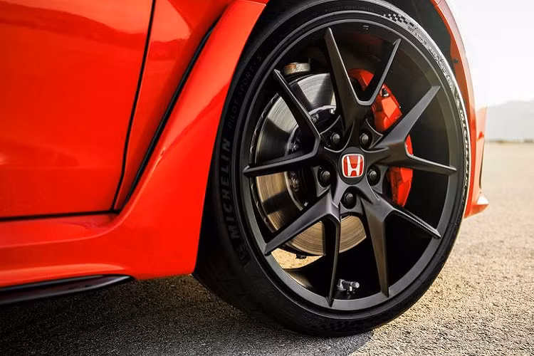 Ngoại thất của Honda Civic Type R được nâng cấp nhẹ, tổng thể xe dài, rộng và thấp hơn so với thế hệ tiền nhiệm. Ở thế hệ mới, xe có kiểu dáng nhẹ nhàng, thanh lịch hơn hẳn, khi mà hãng ô tô Nhật Bản không còn chú trọng vào các thiết kế hầm hố và cá tính. Điều này được thể hiện rõ nét nhất ở mặt ca-lăng của Honda Civic Type R 2023.