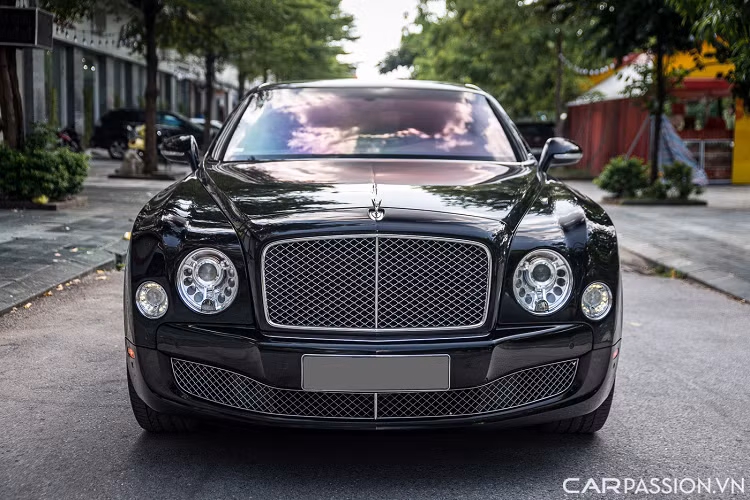 Xe vẫn sở hữu thiết kế ngoại thất như nhiều chiếc Mulsanne khác cùng đời. Phần đầu nổi bật với lưới tản nhiệt cỡ lớn với thiết kế vuông vắn, bên trên là logo "Flying B" có khả năng thò/thụt giống những mẫu xe Rolls-Royce. Bên cạnh là cụm đèn pha "full" LED với dòng chữ "Bentley" khắc ở xung quanh viền bóng projector.