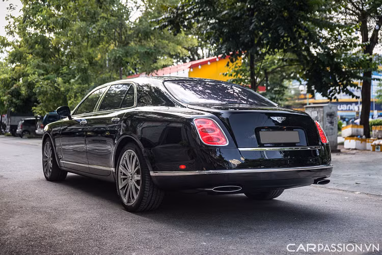 Nhờ đó mẫu xe siêu sang Bentley Mulsanne này có thể tăng tốc từ 0-100 km/h trong 5,3 giây với tốc độ tối đa là 296 km/h.