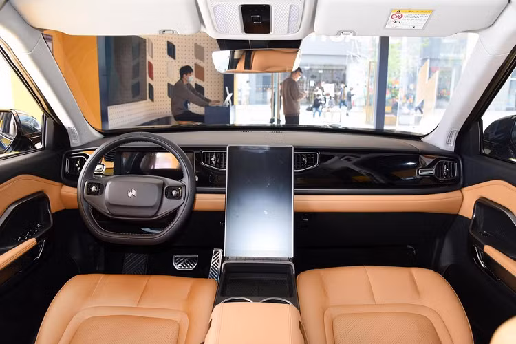 Vì là xe điện nên Niutron NV 2022 không có lưới tản nhiệt. Thay vào đó, ở khu vực giữa 2 đèn pha là 5 dải đèn nằm ngang và hốc gió trung tâm hình thang khá rộng. Bên dưới cản trước không sơn màu có thêm hốc gió trung tâm nữa và đèn sương mù ở hai góc.