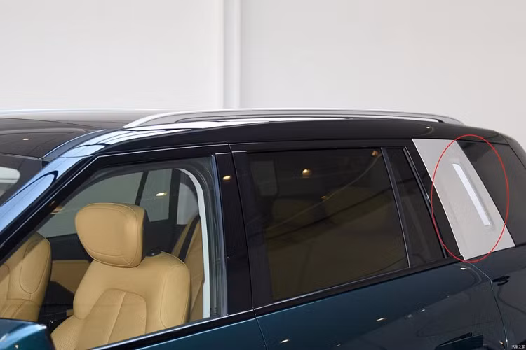 Không chỉ có kích thước khá lớn, Niutron NV 2022 còn thu hút sự chú ý nhờ thiết kế ngoại thất gợi liên tưởng đến mẫu SUV Ford Bronco hiện đang bán tại thị trường Mỹ, đặc biệt là khu vực đầu xe. Tại đây, chúng ta có thể bắt gặp cụm đèn pha nằm ngang, được bao quanh bằng dải đèn LED định vị ban ngày hình tròn theo phong cách của Ford Bronco. Bên cạnh đèn pha còn có 2 đèn nhỏ khác nằm ở góc đầu xe.