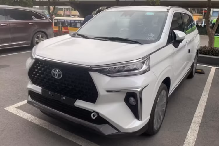 Theo tìm hiểu, Veloz Cross 2022 được phân phối tổng cộng 2 phiên bản bao gồm Toyota Veloz Cross và Veloz Cross Top với giá bán tạm tính hơn 650 triệu đồng. Toyota Veloz Cross 2022 sẽ là mẫu xe chủ lực, đảm nhận vai trò cạnh tranh trực tiếp với đối thủ Mitsubishi Xpander/Xpander Cross và Suzuki XL7 trong phân khúc MPV 7 chỗ cỡ trung.