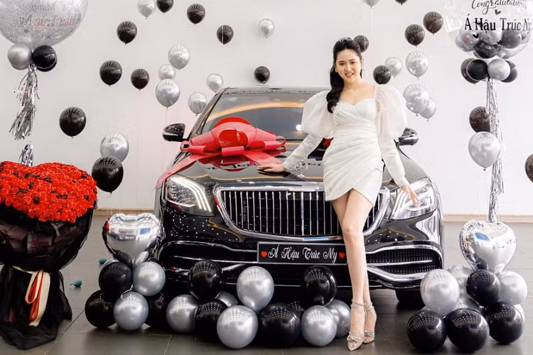 Mercedes-Maybach S450 4Matic siêu sang hiện đã dừng sản xuất để nhường dây chuyền lắp ráp cho các phiên bản thế hệ mới của xe Mercedes-Maybach S-Class, chính vì thế, việc mua một chiếc Mercedes-Maybach S450 4Matic mới tinh tại dải đất hình chữ S rất khó và có lẽ vì điều đó mà Á hậu này đã chọn mua xe đã qua sử dụng.