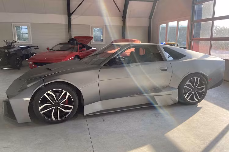 Tuy nhiên, điều đó đã không ngăn cản một cá nhân người Hà Lan biến hóa chiếc Toyota Supra của mình thành một trong những siêu xe nhái mà khiến người nhìn hoặc yêu hoặc ghét. Từng là một chiếc Mk3 1990 tuyệt vời, chiếc xe thể thao huyền thoại của Nhật Bản đã bị biến thành một bản sao thô ráp của mẫu Lamborghini Reventon huyền thoại.