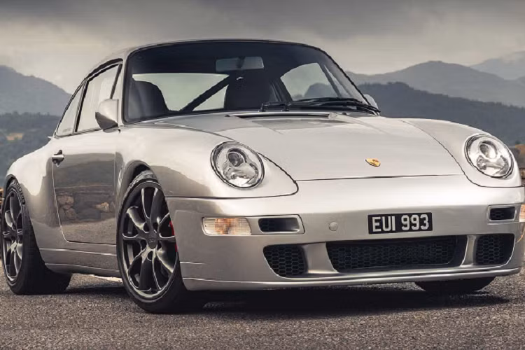 Mẫu xe Porsche 911 993R kịch độc này được khách hàng yêu cầu nâng cấp với mức độ cải thiện khoảng 25% cho mỗi chi tiết. Quá trình xây dựng và hoàn thiện mẫu xe này mất 5 năm để hoàn thành.