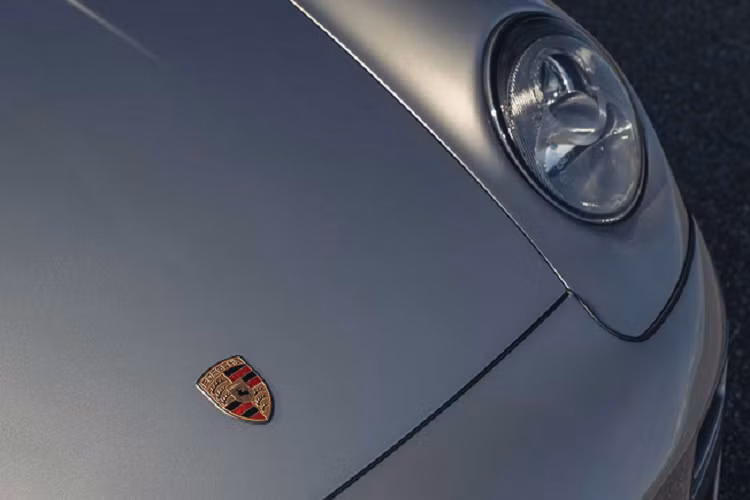 Porsche 911 993R độ Paul Stephens Autoart nhẹ, mạnh mẽ hơn so với mẫu xe nguyên bản. Porsche 911 được trang bị động cơ flat-six dung tích 3.8 lít, mức dung tích này đã được tăng lên từ mức dung tích 3.6 lít nguyên bản.