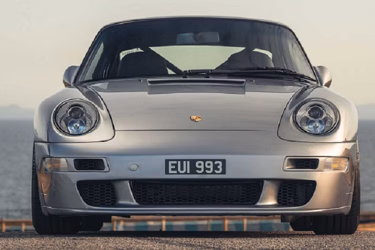 Để hoàn thiện mẫu xe thể thao Porsche 911 993 cổ điển này, đội ngũ đã sử dụng cả các bộ phận chính hãng của Porsche Motorsport và các bộ phận theo thiết kế riêng của Paul Stephens.