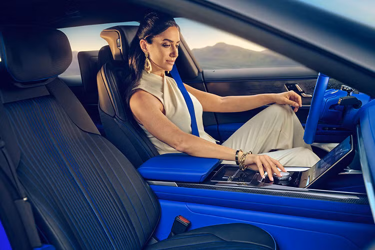 Cadillac Celestiq được giới thiệu là một trong những mẫu xe siêu sang thuần điện mạnh mẽ nhất thế giới. Xe sử dụng hệ dẫn động bốn bánh toàn thời gian với 2 mô tơ điện, tạo ra tổng công suất 600 mã lực và mô-men xoắn 868 Nm. Với sức mạnh này, xe có thể tăng tốc 0-96 km chỉ trong 3,8 giây.