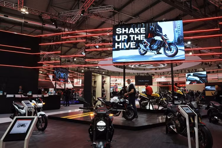 Trong đó, tâm điểm tại gian hàng của Honda lần này phải kể đến chiếc Naked bike phiên bản thành thị hoàn toàn mới và sự ra mắt của chiếc xe hai bánh điện Honda đầu tiên tại thị trường Châu Âu .