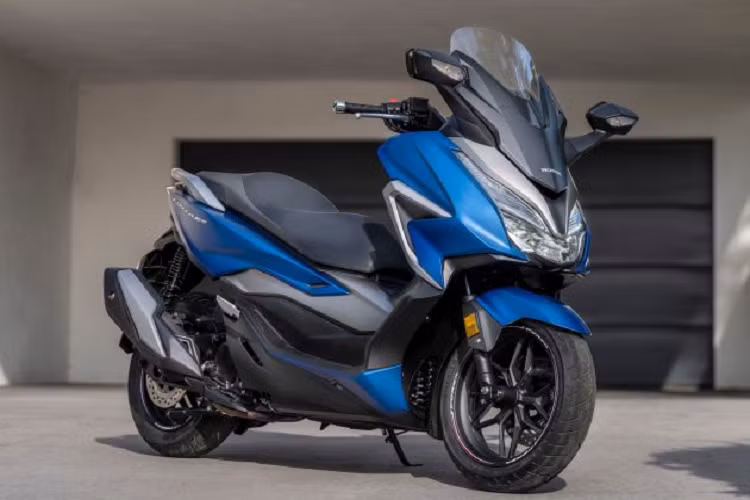 Ngoài ra, một tấm chắn trước hoàn toàn mới mang đến cho cả Forza 350 và 125 phong cách thanh lịch và tinh tế hơn - với kiểu dáng, phong cách được lấy trực tiếp từ Forza 750. Được dẫn dắt bởi đèn pha LED kép trang là những chi tiết mới, phần đầu xe tạo ấn tượng về khả năng thao tác tràn đầy đủ năng lượng và mức độ cao. Bảng điều khiển được thiết kế lại kết hợp tuyệt vời giữa màn hình analog và kỹ thuật số.