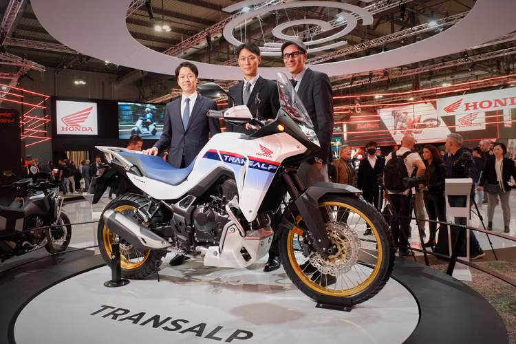  XL750 Transalp Tiêu điểm ra mắt là sự trở lại của dòng Honda với cái tên XL750 Transalp. Kế thừa tinh thần của người tiền nhiệm nổi tiếng, Honda XL750 Transalp 2023 mới được thiết kế một cách linh hoạt giúp người sử dụng dễ dàng di chuyển trên mọi cung đường từ đi vào những giờ cao điểm đến những chuyến đi phượt dài, hay từ những điều đó con đường mòn bụi mù mịt đến những con đường đeo An-pơ.