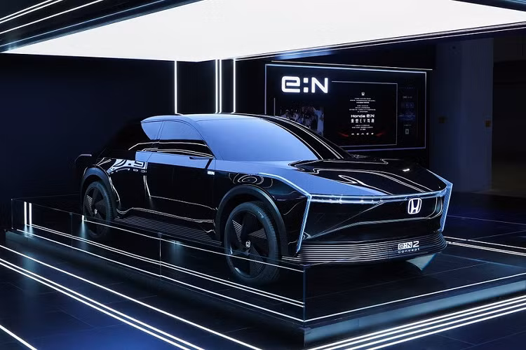 Tại triển lãm Ô tô Nhập khẩu Quốc tế Trung Quốc (CIIE) 2022, hãng Honda đã bất ngờ vén màn mẫu xe concept hoàn toàn mới mang tên e:N2. Đúng như tên gọi, Honda e:N2 Concept chạy điện thuộc thương hiệu e của hãng Honda. Đây là thương hiệu mới được thành lập để chuyên sản xuất ôtô điện của hãng xe Nhật Bản.