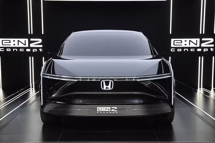 Khu vực phía sau của Honda e:N2 Concept được thiết kế theo phong cách giống đầu xe. Tại đây, xe cũng có dải đèn hậu nằm vắt ngang và dải đèn hình chữ "V", kéo dài từ chắn bùn xuống cản sau. Bên cạnh đó là những nan nằm ngang trên cản sau gợi liên tưởng đến hốc gió trung tâm ở cản trước. Ở giữa đèn hậu là logo "Honda" phát sáng với phông chữ viết thường.