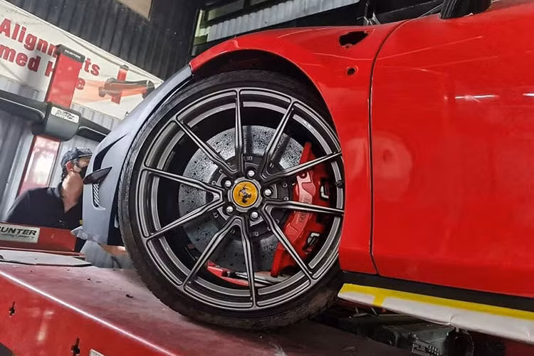 Chưa hết, ngoại thất chiếc siêu xe Ferrari 488 GTB ngoài màu đỏ hiếu chiến còn có vô số chi tiết carbon nằm trong gói độ body kit Misha Design hay bộ mâm độ sơn đen bóng. Nội thất xe cũng bọc màu da mới là cam, trước đó chỉ 1 năm, xe đã bọc da Alcantara màu xanh lá.