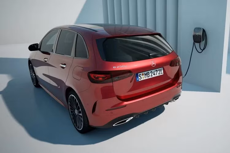 Mercedes-Benz B-Class 2023 cũng được nâng cấp Gói hỗ trợ lái Driver Assistance Package, bao gồm các tính năng Hỗ trợ giữ làn đường, Kiểm soát vô lăng chủ động và tùy chọn Hỗ trợ kéo rơ-moóc.