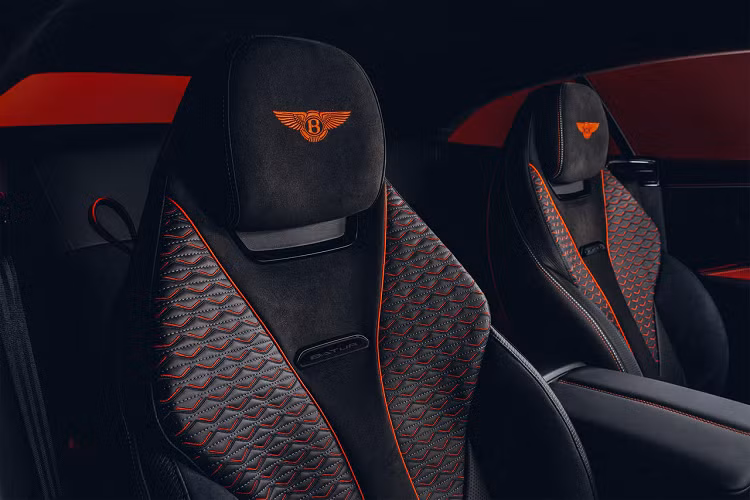 Batur là mẫu xe mạnh mẽ nhất trong lịch sử hơn 100 năm của hãng xe siêu sang Bentley, khối động cơ W12, dung tích 6.0L, sản sinh công suất tối đa 730 mã lực và mô-men xoắn cực đại 1000 Nm hiện cũng đang được dùng cho Continental GT Speed. 