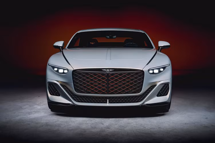 Theo kế hoạch, Bentley bắt đầu sản xuất những chiếc xe này vào đầu năm 2023 sau khi hoàn tất đợt thử nghiệm cuối cùng và những chiếc Bentley Mulliner Batur đầu tiên sẽ đến tay khách hàng vào cuối năm đó. 