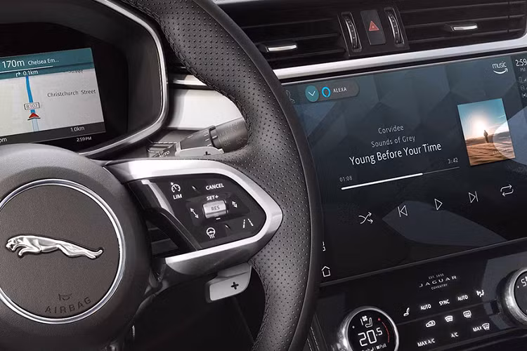 Cụ thể, thiết kế ngoại thất của cả Jaguar F-Pace 300 Sport và 400 Sport đều giống hệt nhau. Màu sơn xám kim loại thể hiện rõ mức độ hoàn thiện cao cấp của chiếc SUV được Jaguar đặt những chiếc tên riêng rất mỹ miều, như: Carpathian Grey và Charente Grey. Cả hai tuỳ chọn màu sắc ngoại thất này đều đi kèm theo gói ngoại thất Black Pack, với những ô cửa kính nhuộm tối màu để đảm bảo sự riêng tư cho hành khách hay đường ray màu đen bóng trên nóc.