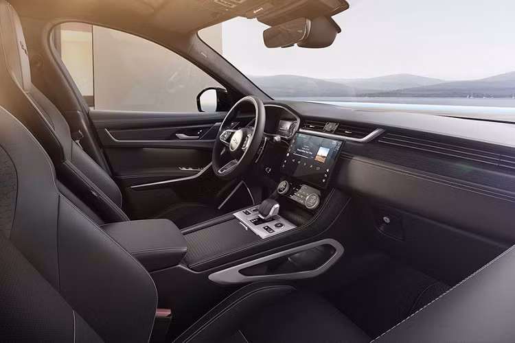 Tùy chọn động cơ này cũng sẵn có cho các phiên bản R-Dynamic SE và HSE và dành cho những khách hàng mong muốn sở hữu nhiều sức mạnh hơn so với phiên bản F-Pace tiêu chuẩn, nhưng chưa sẵn sàng chi tiêu số tiền tương đương như phiên bản cao cấp nhất. Ngoài bổ sung trang bị động cơ, bộ đôi F-Pace 300 Sport và 400 Sport mới sẽ không sở hữu hệ thống treo khác biệt so với phiên bản tiêu chuẩn.
