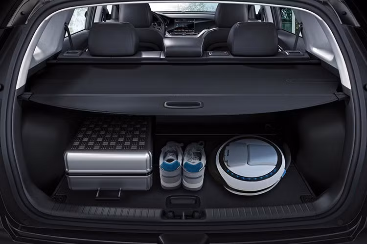 Đặc biệt, Kia Niro 2022 còn có túi khí trung tâm dành cho hàng ghế trước. Điểm nhấn tiếp theo của Kia Niro 2022 là ghế trước có thể ngả ra sau chỉ bằng cách bấm nút. Lưng ghế trước được tạo hình thành móc treo áo khoác, tích hợp cổng USB Type C và ngăn đựng đồ.