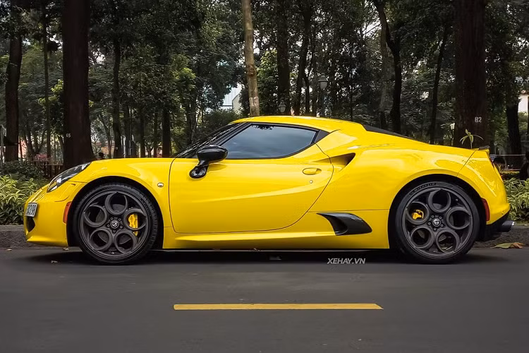 Là một trong những hãng xe nổi tiếng của Ý, Alfa Romeo luôn biết cách gây ấn tượng đối với người hâm mộ khi cho ra đời các mẫu xe sở hữu dáng vẻ nhỏ nhắn nhưng lại toát lên vẻ mạnh mẽ đầy cá tính, độc đáo khi sử dụng các đường gân dập nổi tạo điểm nhấn trên trên thân xe.