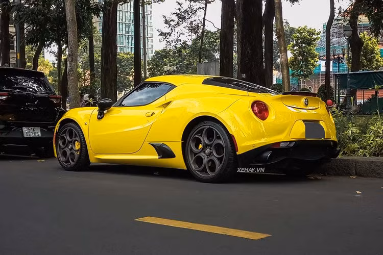 Đặc biệt có thể dễ dàng nhận ra một chiếc xe đến từ Alfa Romeo bởi đường dập nổi hình chữ V trên nắp Capo cùng với Logo Alfa Romeo ở chính giữa phần lưới tản nhiệt hình tam giác đặc trưng. Alfa Romeo 4C được thiết kế vô cùng quyến rũ với những đường nét mềm mại nhưng vẫn thể hiện được phong cách thể thao mạnh mẽ khi sở hữu các khe hút gió độc đáo.
