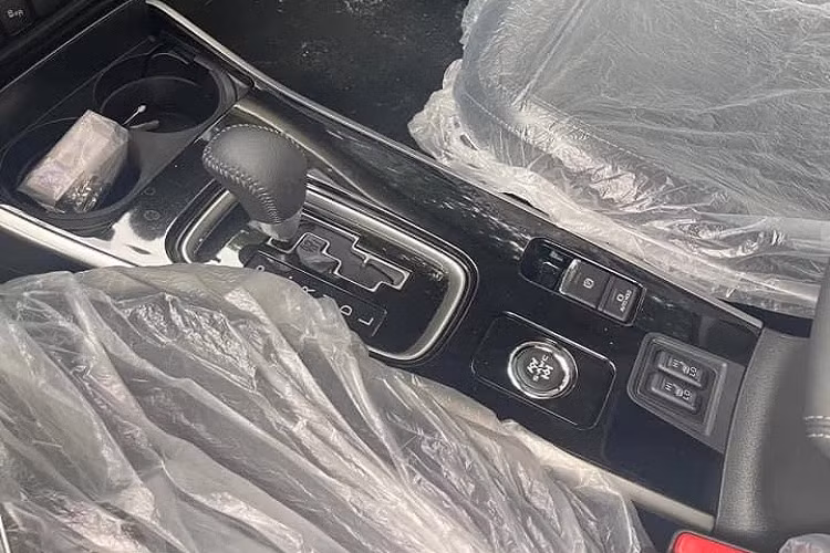 Bên cạnh đó, theo tư vấn bán hàng chia sẻ, Mitsubishi Outlander 2022 sẽ không có tùy chọn động cơ 2.4L mà chỉ còn máy xăng MIVEC 2.0L có công suất tối đa 145 mã lực và mô-men xoắn cực đại đạt 196 Nm, hộp số đi kèm vẫn là loại vô cấp CVT.