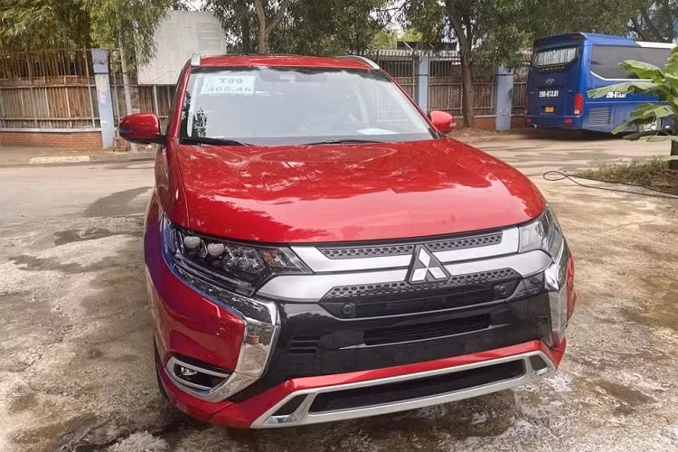 Cụ thể, cản trước/sau và nẹp sườn vốn được sơn đen của mẫu xe CUV Mitsubishi Outlander nay sẽ được sơn cùng màu thân xe, viền hốc đèn sương mù nay được mạ crôm và chi tiết gây tranh cãi chính là la-zăng mới có thiết kế không thể thao như đời cũ. Bên cạnh đó, mặt ca-lăng trước trên bản mới đã được bổ sung thêm 4 cảm biến.