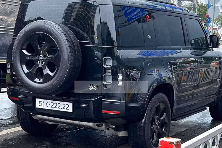 Phải nói chủ nhân vừa có gu chơi xe lạ cũng như việc may mắn sở hữu biển VIP 51K-222.22. Dòng xe Land Rover Defender thế hệ mới đã được giới thiệu tại Việt Nam vào năm 2020, trong 2 năm qua nhà phân phối liên tục mang nhiều phiên bản của mẫu xe được mệnh danh SUV việt dã hàng đầu thế giới về phục vụ các khách hàng.