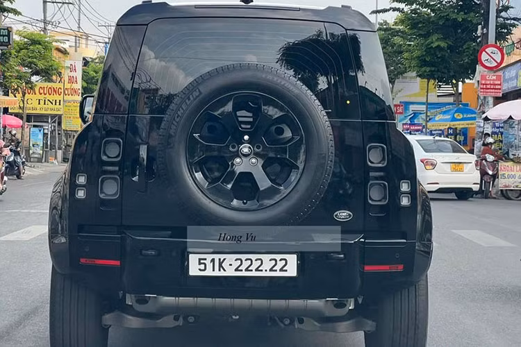 Land Rover Defender thế hệ mới sở hữu hệ truyền động P400 Mild Hybrid Electric Vehicle (MHEV), bao gồm máy xăng 6 xi-lanh thẳng hàng, tăng áp cuộn đôi, bộ siêu tăng áp điện 48 V và cụm pin lithium-ion 48V, tạo ra công suất tối đa 400 mã lực cùng mô-men xoắn cực đại 550 Nm cho phép xe tăng tốc từ vị trí xuất phát lên 100 km/h trong 6,1 giây.