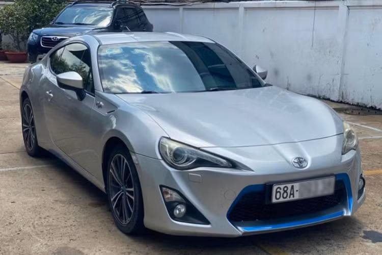 Là phiên bản 2012 nhưng chiếc Toyota trong bài được đăng kiểm lần đầu vào 2015. Hiện ODO của xe dừng lại ở mức 82.000km. Thương hiệu Toyota nổi tiếng về độ bền đáng tin cậy nên dù đã lăn bánh được 7 năm, xe vẫn trong tình trạng như mới với đầy đủ các chi tiết nguyên bản.