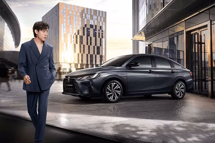 Khi mua phiên bản Smart, khách hàng Thái Lan có thể chọn 6 màu sơn ngoại thất, bao gồm cam Orange Spicy Scarlet (mới), xám Urban Metal Gray (mới), bạc Silver Metal Stream Metallic, đen Attitude Black Mica, đỏ Red Mica Metallic và trắng Super White.