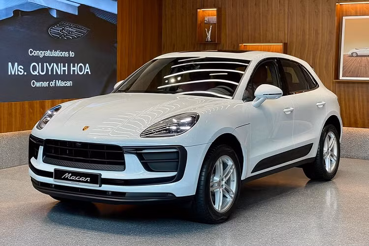 Cụ thể, hốc gió mới ở đầu xe giờ đây có thêm dải nhựa màu đen bao quanh, 3 khe gió đặt ở đáy cản dưới được kết hợp thành một dải ngang liền mạch hơn, dải đèn LED ban ngày được đặt ở vị trí cao hơn.